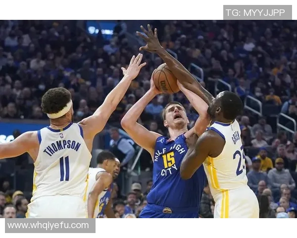 骑士与勇士激战正酣精彩瞬间照片回顾展现篮球魅力与激情对决